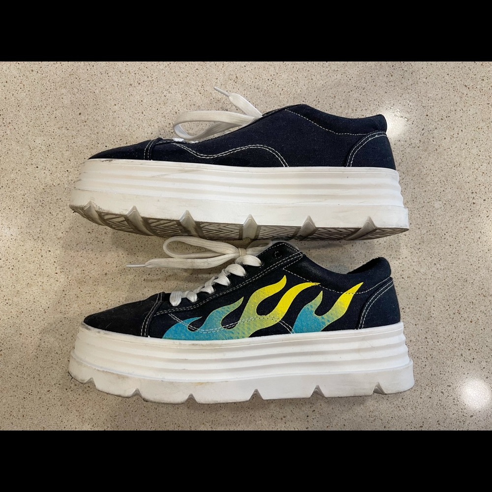 KOI BLUE AND YELLOW FLAME PLATFORMS